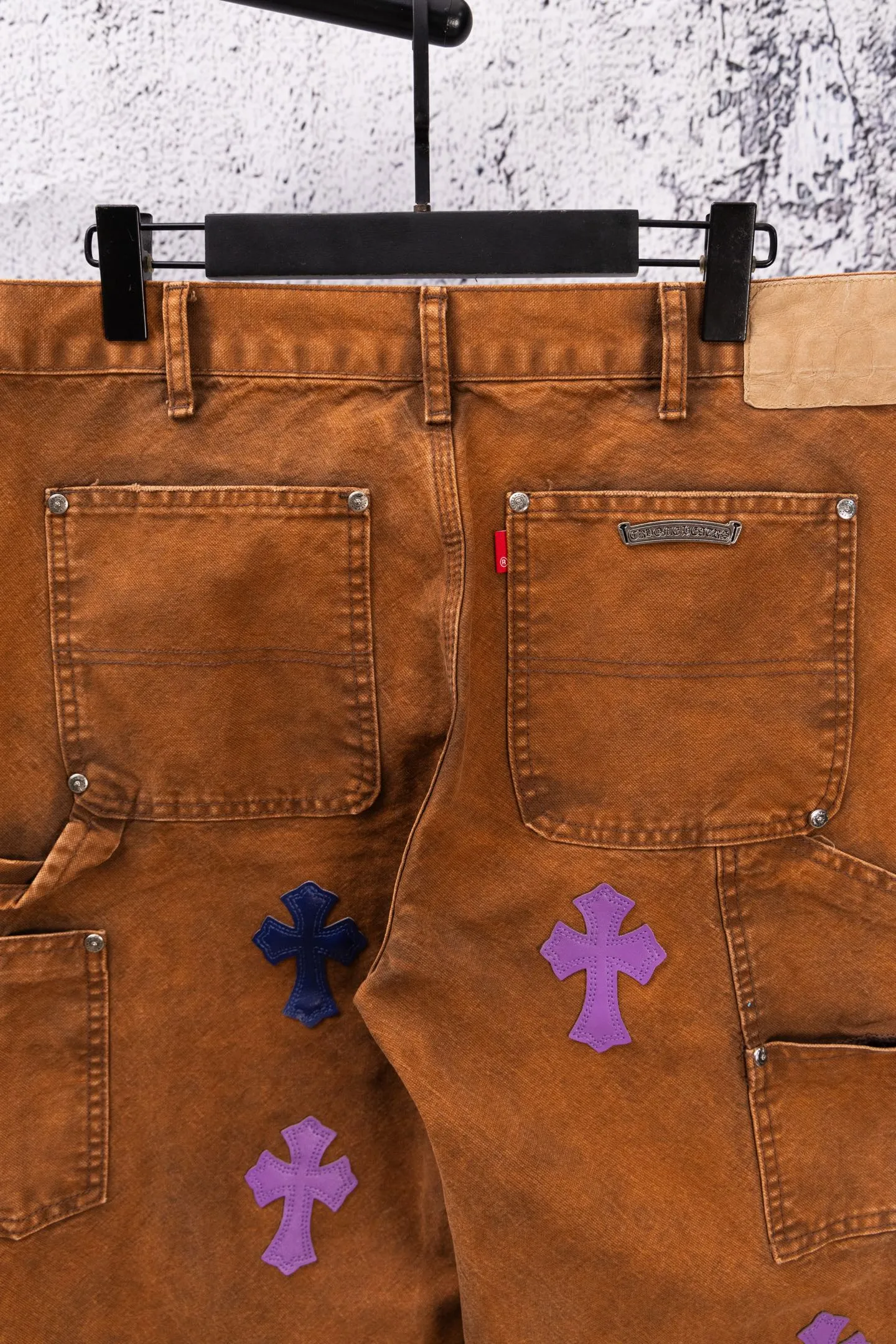 P290 Chromehearts Limited Edition Ox King Blue Purple Cross Patch Leather Brown Jeans Workwear Logging Pants. The counter price is 34W level. The patchwork cross pattern is embellished and the jeans are washed! ! An absolutely high-end luxury product, a 1.9W-level god-level single product, a super popular product, made by top heavy industry, a magic weapon that cannot be missed! [About Zangyin] This is an extremely luxurious fashion brand that can also be called the aristocracy of the high street. It has always been an exclusive brand for some hipsters or rich second generations. Compared with ordinary high streets, it is more luxurious and noble. Compared with luxury brands, it is more fashionable and individual. It has always been a brand that I have a special liking for. [Top heavy industry fashion design] Consistently high-street luxury style. Speaking of this style, the Zangyin family and GU family are definitely the leading representative brands. Especially the Zangyin family has really achieved a state-of-the-art effect in creating high-street style. The unique washed material is used to create this style. The color system is already quite eye-catching. After it is decorated with patchwork cross flowers, it cleverly highlights the charm of the brand. Secondly, this style uses classic The high-waist cutting design highlights the long legs and fashionable temperament of the upper body. The brand is highly recognizable and the slim fit configuration is more suitable for daily wear. It is a product that interprets personality, fashion, and specifications at a glance. This single product is enough to make any fan excited. It can be a white T-shirt for a youthful college style, or a tight suspender for a royal style. It has strong matching ability and can be easily controlled by men.  [Materials and craftsmanship] Needless to say, this point goes without saying. As an excellent craftsman brand, Zangyin’s requirements for details and craftsmanship are really perfect. The washed color of this model has gone through so many processes, not to mention the embellishment of denim appliques. It is also purely hand-made and sewn. Just like what they believe in, only hand-made things have soul and have the meaning of wear. A top-notch heavy-duty fashionable denim item, I look forward to your perfect interpretation! !  Color: Picture color Size: 28-36